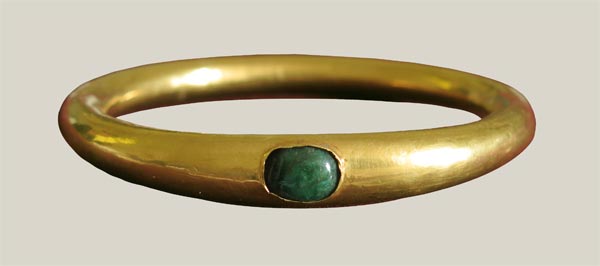 Gold and emerald bracelet