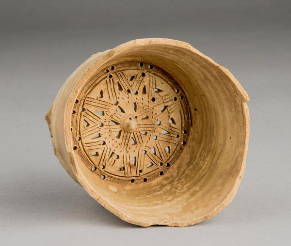 Water filter with geometric pattern