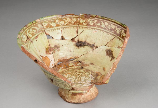 Bowl with fish motif
