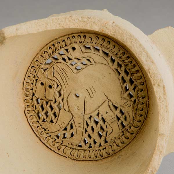 Water filter with lion design