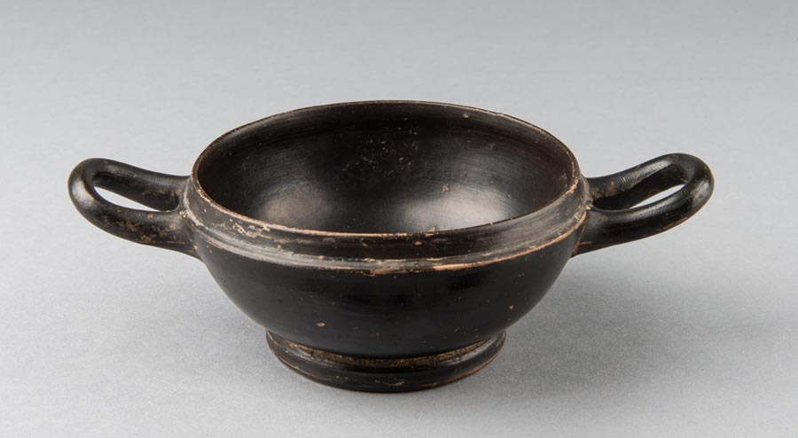 Small black-glazed lekanis