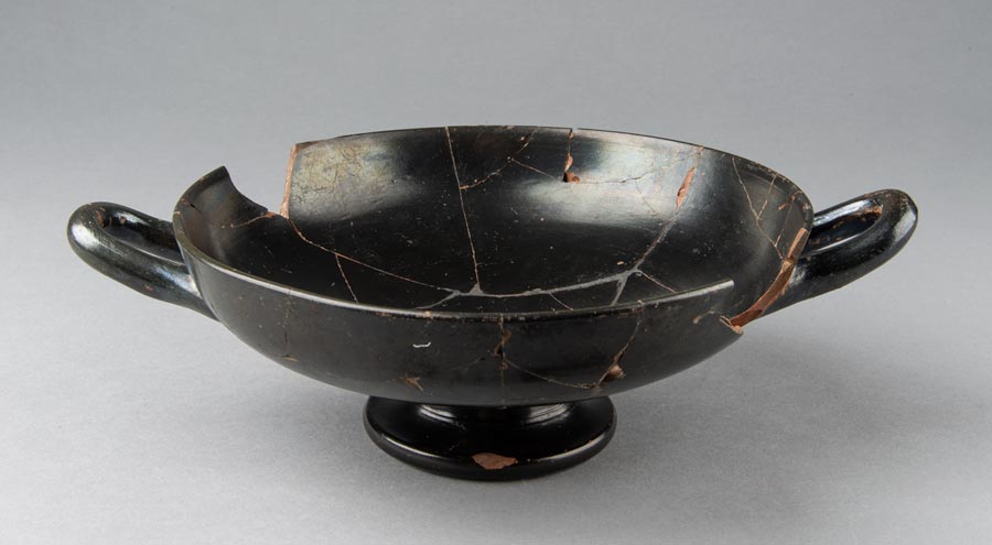 Attic black-gloss kylix