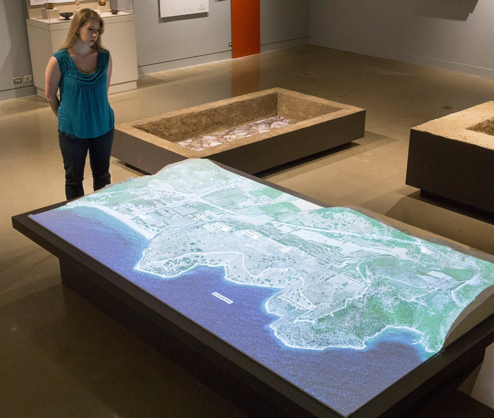 Emily Pierattini looking at the model of Notion